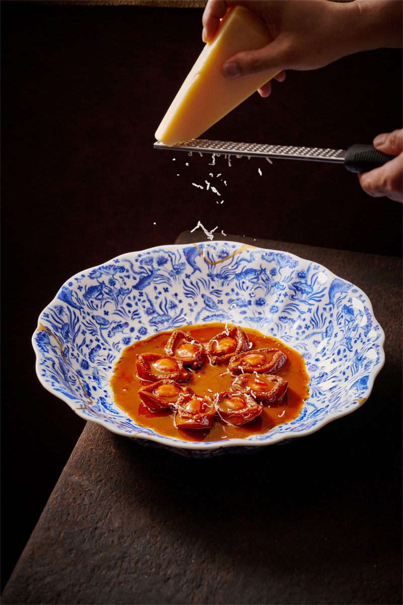 四头鲜鲍配帕玛森干酪